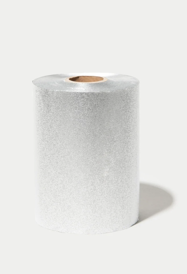 Keskivahva, hopeanvärinen folio, joka pysyy hyvin paikallaan ja helpottaa työskentelyäsi. Koko: 12,7 cm x 97,5 m.