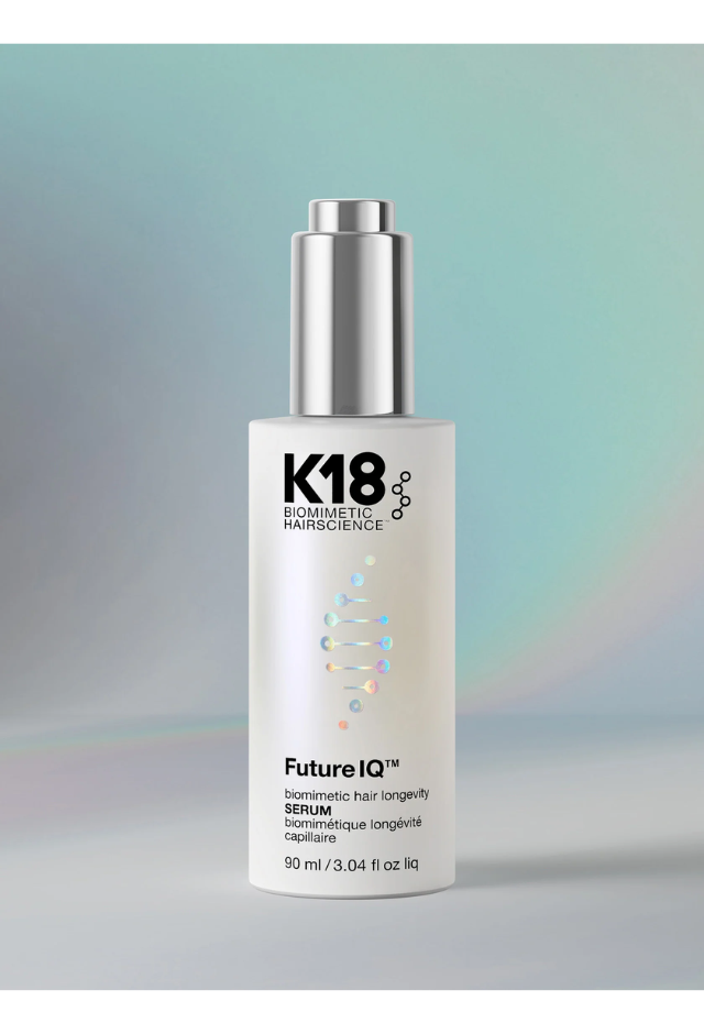 K18Hair FutureIQ™ on biomimeettinen seerumi. Sen on tieteellisesti todistettu vähentävän harmaantumista, hiustenlähtöä ja hiuspohjan ikääntymistä – jopa 70 % vähemmän harmaita hiuksia.