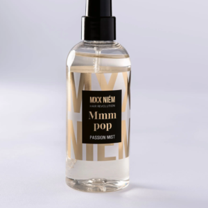 Mxx Niém Mmm Pop Passion Mist 200ml rikkoo tekstuurisuihkeiden säännöt. Se antaa hiuksille kunnolla rakennetta, tuuheutta ja pitoa, mutta jättää ne silti pehmeiksi, liikkuviksi ja puhtaan tuntuisiksi.
